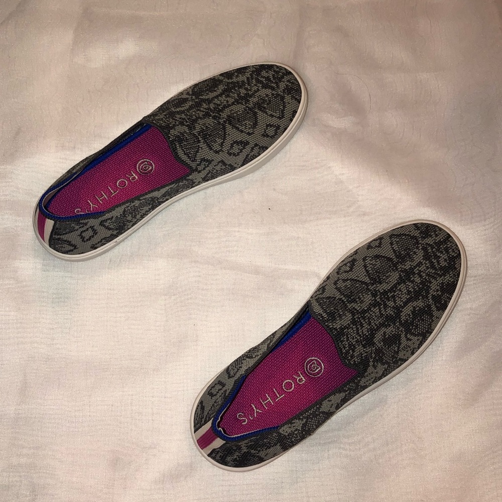 Size 7, Grey Stone Snake Rothy’s.